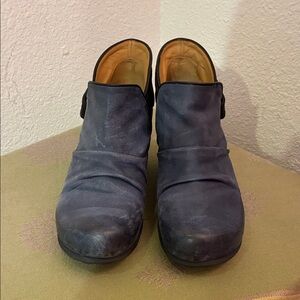 Women’s blue leather fold over John Fluevog size 9